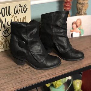 Fold over, round toe, button detail, booties